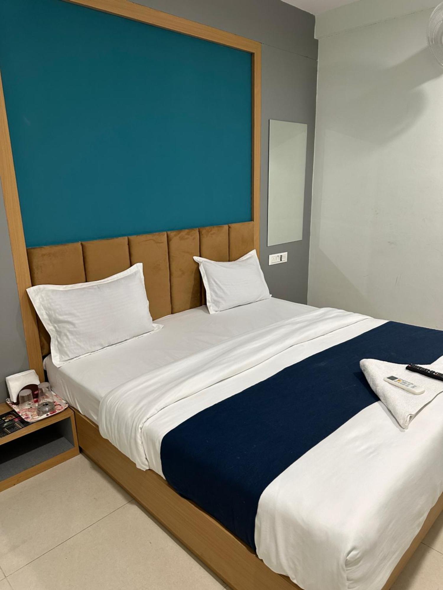 Hotel Sky Palace Adajan Сурат Экстерьер фото