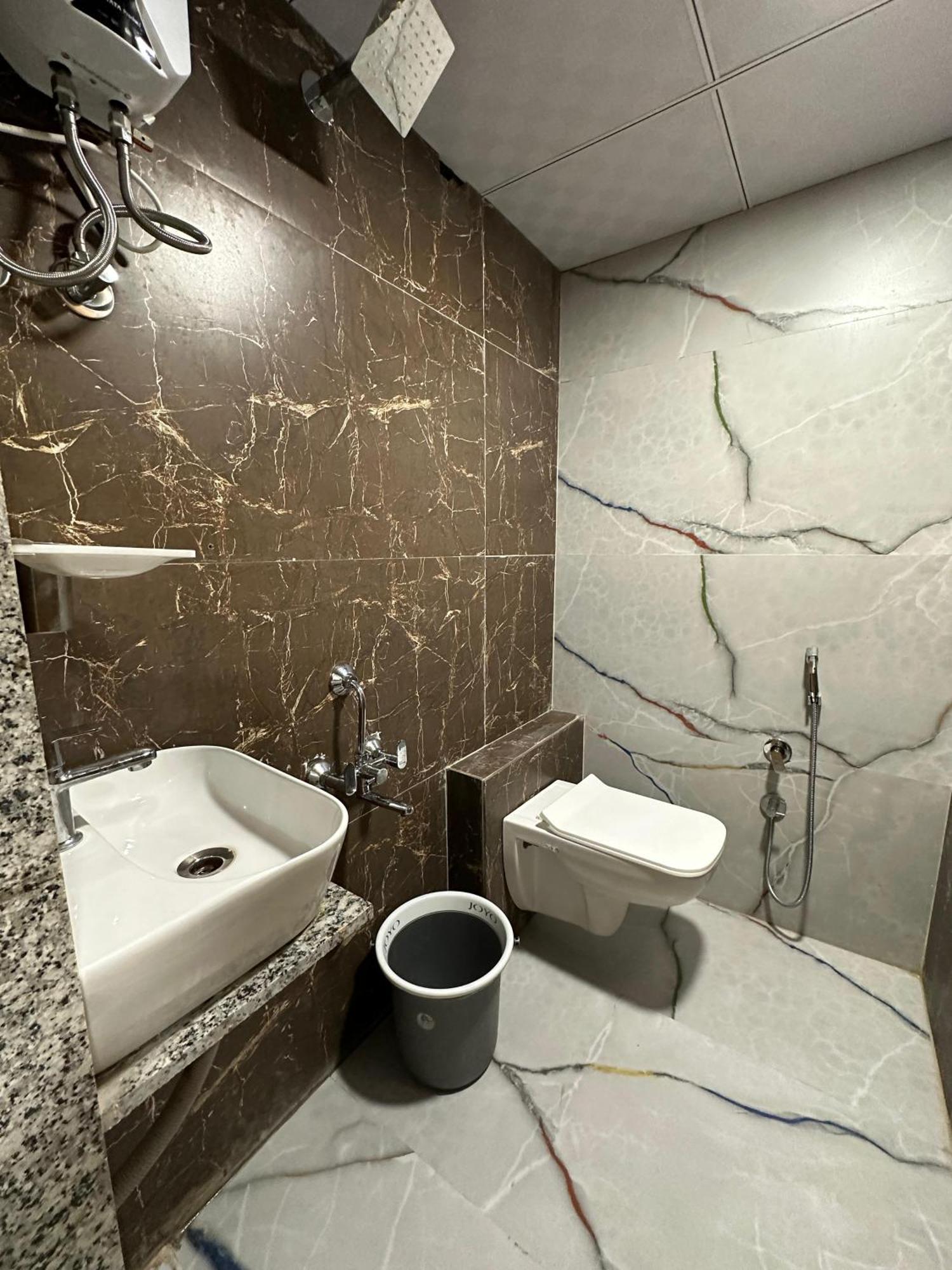 Hotel Sky Palace Adajan Сурат Номер фото