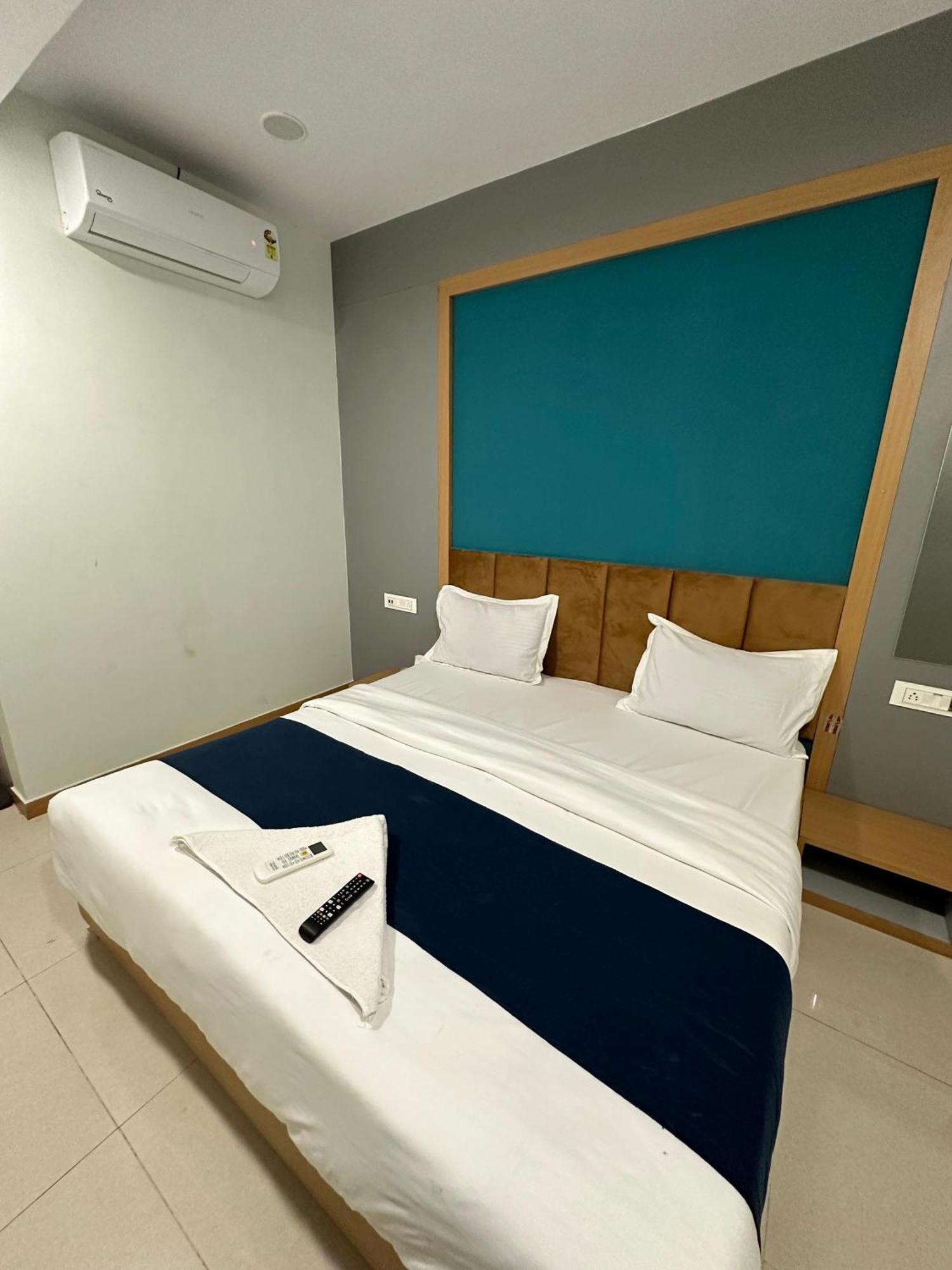 Hotel Sky Palace Adajan Сурат Номер фото